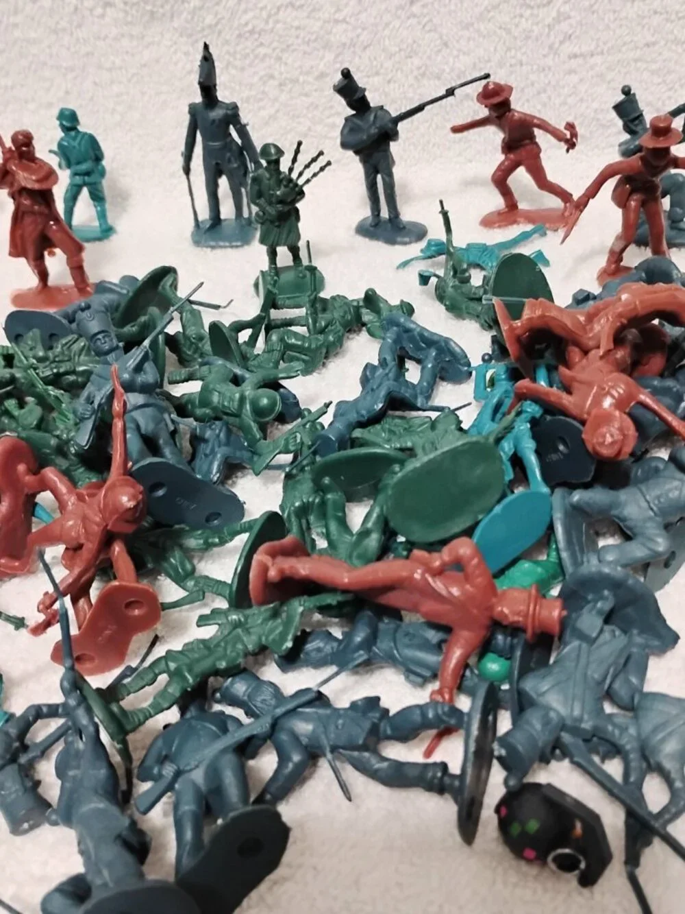 VINTAGE ARMY Toy Soldiers Green, Brown, Aqua Plastic LOT 125+ Pieces Please READ